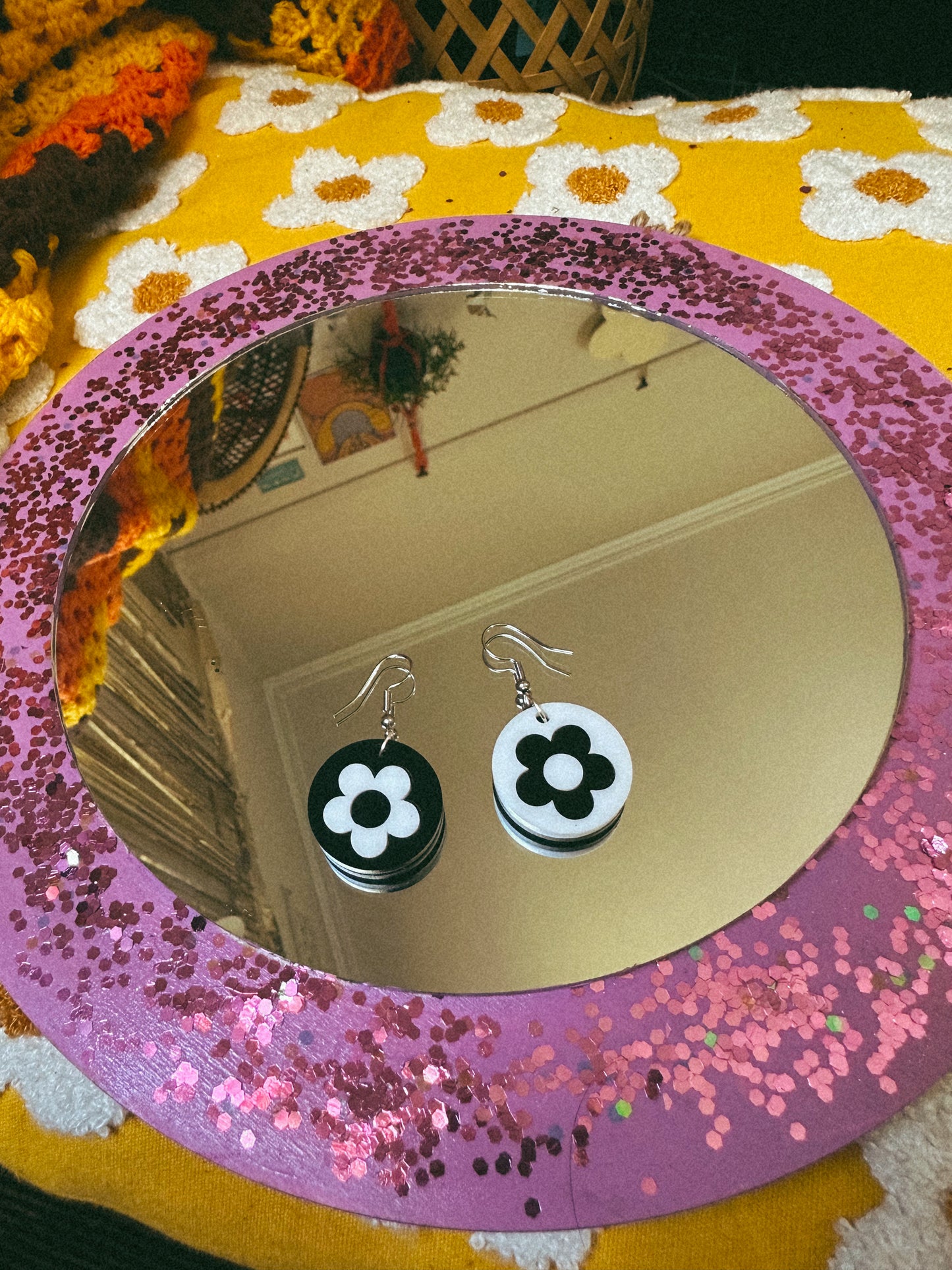 The miniest Mod Flower earrings