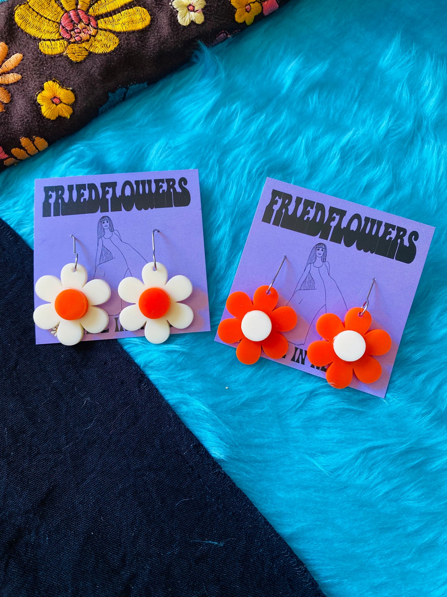 Groovy small flower earrings